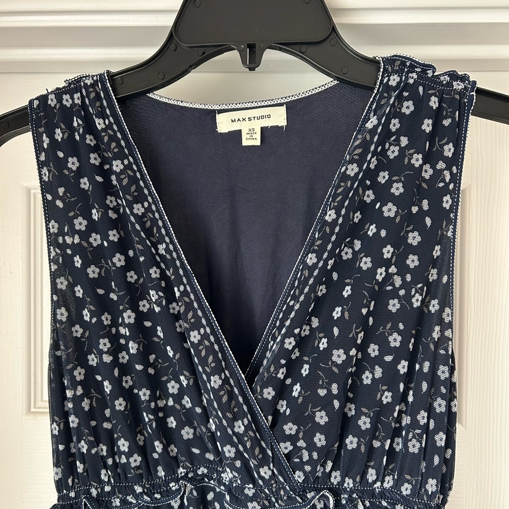 Max Studio Blue and White Floral V-Neck Sleeveless Midi Dress - Picture 3 of 4